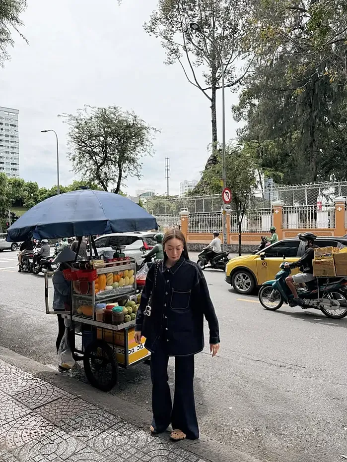 사이공 거리에서 베트남을 즐기다.