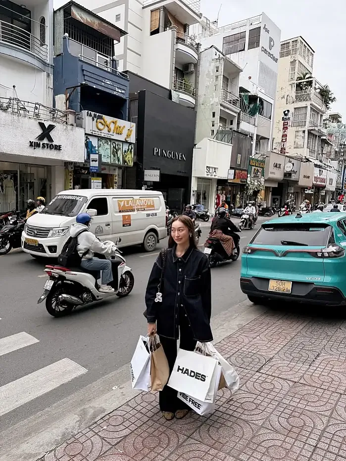 사이공 거리에서 베트남을 즐기다.