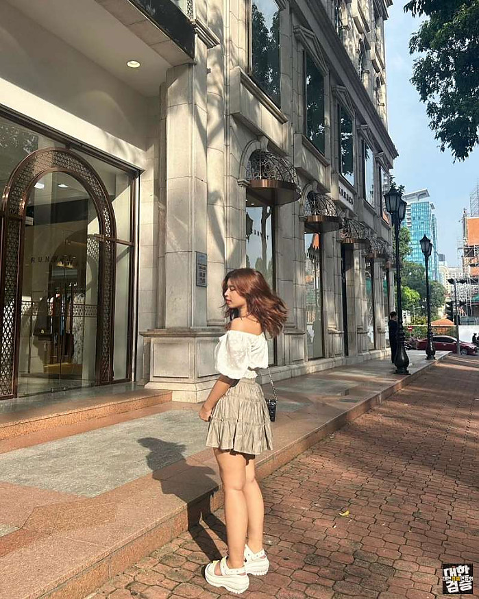 HoChiMinh-City 9월 16일 scratches head 모델 인스타