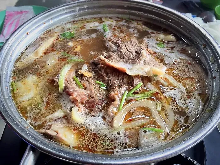 Giao Toan 쇠고기 전골 - 40년 동안 시장만큼 큰 유명 전골 레스토랑은 항상 고객으로 붐비고 있습니다