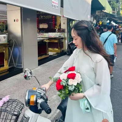 Chợ Bến Thành, Saigon 1월 18일 Tới giờ cơm rồi mà cô ba đi chợ sáng giờ chưa về