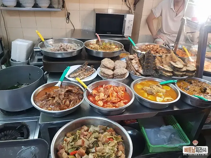 호치민 1군 벤탄시장 로컬 맛집인 동냔 백반집 Quan Com Dong Nhan 알려드립니다.