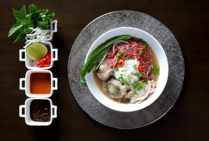 Oriental Pearl Restaurant - 더 랜드마크 포 (The Landmark “Pho”)