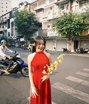 Chợ Bến Thành, Saigon 8월 17일 gio lao xao, may lao dao moi khi em cuoi