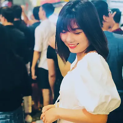 붐비는 인파 가운데 @isara_pham