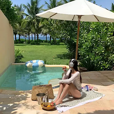 참방참방 모닝수영하면서 먹고싶던 플러팅 조식까지 공주놀이 실컷해따 @j.oneee